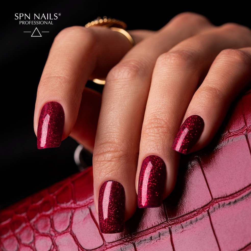 Czerwony brokatowy lakier 